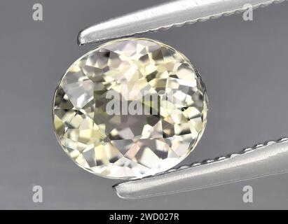 gioiello di tanzanite giallo naturale sullo sfondo Foto Stock