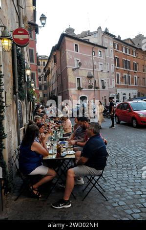 Roma / Italia   18..July 2019/ vita da ristorante in via dei Coronari a Roma o Roma vicino al fiume tevere a Roma Italia . Foto. Francis Dean / Deanpicture. Foto Stock