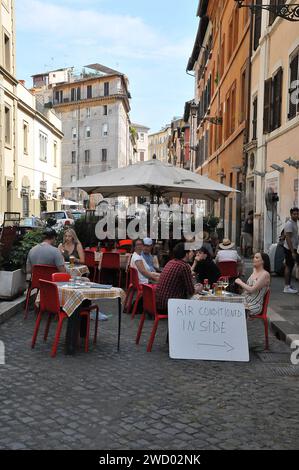 Roma / Italia   18..July 2019/ vita da ristorante in via dei Coronari a Roma o Roma vicino al fiume tevere a Roma Italia . Foto. Francis Dean / Deanpicture. Foto Stock