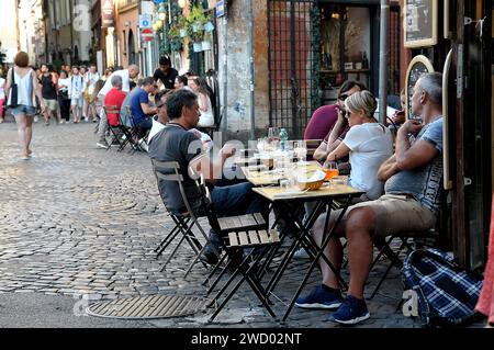 Roma / Italia   18..July 2019/ vita da ristorante in via dei Coronari a Roma o Roma vicino al fiume tevere a Roma Italia . Foto. Francis Dean / Deanpicture. Foto Stock