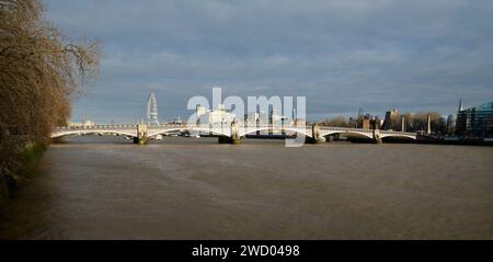 7 gennaio 2024 - LondonUK: Vista panoramica del ponte Lambeth sul tamigi a londra sotto il cielo nuvoloso Foto Stock