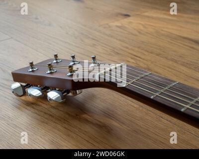 Testa per chitarra con sintonizzatori. Foto Stock