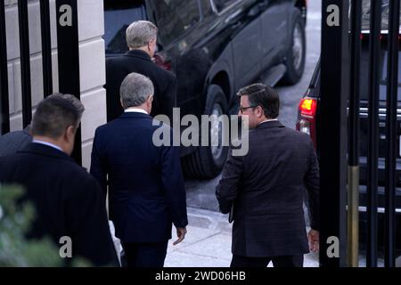 Washington, Stati Uniti. 17 gennaio 2024. Il presidente della camera Mike Johnson (R-LA) parte dopo un incontro con il presidente Joe Biden e i leader del Congresso sul sostegno all'Ucraina alla Casa Bianca di Washington il 17 gennaio 2024. Foto di Yuri Gripas/ABACAPRESS.COM credito: Abaca Press/Alamy Live News Foto Stock