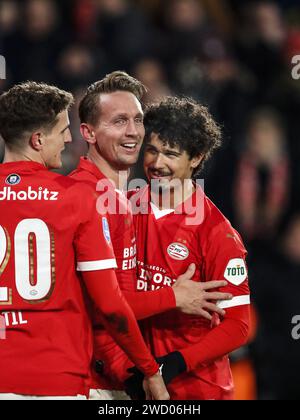 EINDHOVEN - (l-r) Guus Til del PSV Eindhoven, Luuk de Jong del PSV Eindhoven, Andre Ramalho del PSV Eindhoven festeggia il 2-0 durante il secondo round della KNVB Cup match tra PSV Eindhoven e FC Twente allo stadio Phillips il 17 gennaio 2024 a Eindhoven, Paesi Bassi. ANP BART STOUTJESDIJK Foto Stock