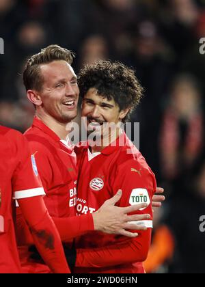 EINDHOVEN - (l-r) Guus Til del PSV Eindhoven, Luuk de Jong del PSV Eindhoven, Andre Ramalho del PSV Eindhoven festeggia il 2-0 durante il secondo round della KNVB Cup match tra PSV Eindhoven e FC Twente allo stadio Phillips il 17 gennaio 2024 a Eindhoven, Paesi Bassi. ANP BART STOUTJESDIJK Foto Stock