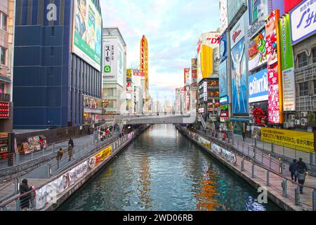 Dotonbori è la principale area turistica e notturna di Osaka, famosa per i suoi ristoranti, negozi, canali e cartelli al neon. Foto Stock