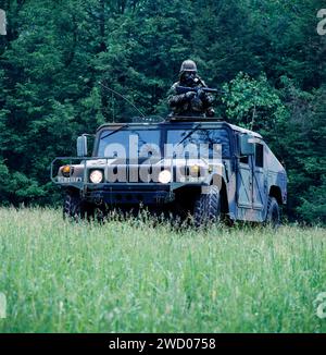 Soldato in addestramento; jeep Humvee; esercito degli Stati Uniti; Guardia nazionale della Pennsylvania; Fort Indiantown Gap; Pennsylvania, USA Foto Stock
