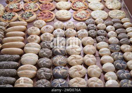 Milano, Italia - 17 gennaio 2024: Pane fresco sugli scaffali in una panetteria Foto Stock
