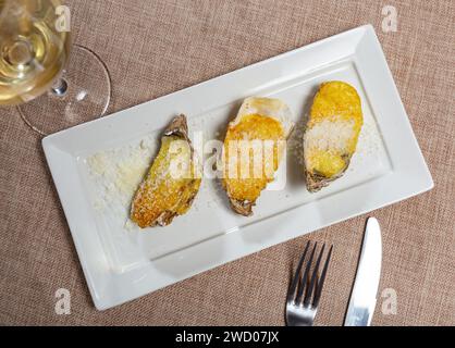 Al centro della foto ci sono le ostriche servite con vino Cava invecchiato Foto Stock