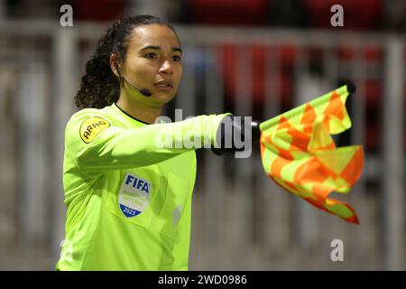 Almere, Paesi Bassi. 17 gennaio 2024. ALMERE, PAESI BASSI - 17 GENNAIO: L'arbitro Overtoom durante la partita di TOTO KNVB Cup tra Amere City e fortuna Sittard allo Yanmar Stadion il 17 gennaio 2024 ad Almere, Paesi Bassi. (Foto di Peter Lous/Orange Pictures) credito: dpa/Alamy Live News Foto Stock