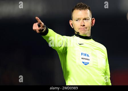 Almere, Paesi Bassi. 17 gennaio 2024. ALMERE, PAESI BASSI - 17 GENNAIO: L'arbitro Lindhout durante la partita di TOTO KNVB Cup tra Amere City e fortuna Sittard allo Yanmar Stadion il 17 gennaio 2024 ad Almere, Paesi Bassi. (Foto di Peter Lous/Orange Pictures) credito: dpa/Alamy Live News Foto Stock