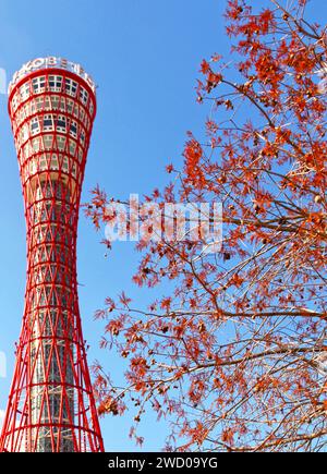 Kobe Port Tower nella città di Kobe, in Giappone, con un cielo azzurro. Foto Stock