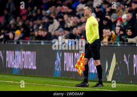 Eindhoven, Paesi Bassi. 17 gennaio 2024. EINDHOVEN, PAESI BASSI - 17 GENNAIO: L'assistente arbitro Charles Schaap fa un'occhiata durante la partita della TOTO KNVB Cup tra PSV e FC Twente al Philips Stadion il 17 gennaio 2024 a Eindhoven, Paesi Bassi. (Foto di Joris Verwijst/Orange Pictures) credito: dpa/Alamy Live News Foto Stock