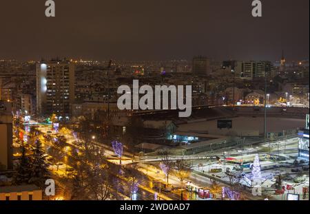 Vista della città notturna dal tetto, Novi Sad Serbia Foto Stock