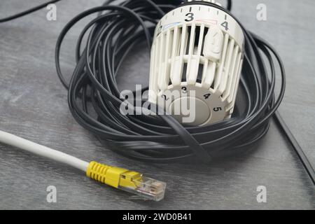 Termostato del radiatore e spina di rete, immagine simbolica per Smart Home Foto Stock