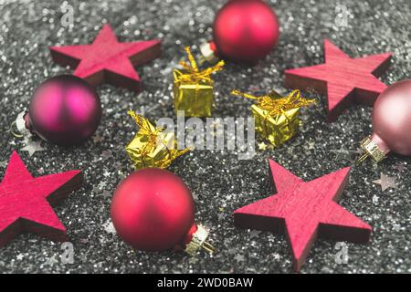 Stelle rosse, bauble dell'albero di Natale e regali dorati su stelle d'argento, decorazioni natalizie Foto Stock