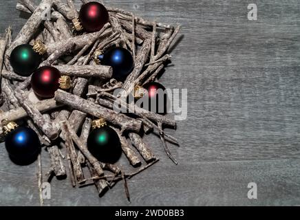 Decorazioni natalizie realizzate con bastoncini e colorate baule dell'albero di Natale sul tavolo Foto Stock