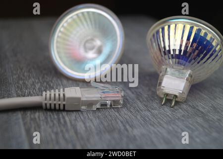 Lampade a riflettore e cavo di rete, immagine simbolica per Smart Home Foto Stock