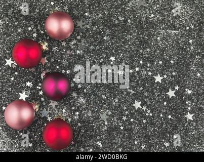 Albero di Natale rosso baubles su stelle d'argento, decorazione natalizia Foto Stock