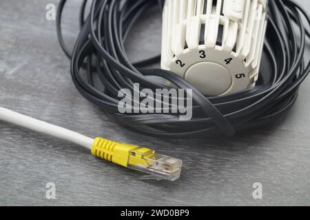 Termostato del radiatore e spina di rete, immagine simbolica per Smart Home Foto Stock