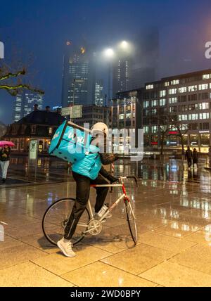 Lieferdienst Wolt, Radkuriere auf der Einkaufsstraßen Zeil, Frankfurt am Main, warten auf neue Aufträge, Hessen, Deutschland Wolt Lieferdienst *** servizio di consegna Wolt, corrieri di biciclette sulla via commerciale Zeil a Francoforte sul meno, in attesa di nuovi ordini, Assia, Germania servizio di consegna Wolt Foto Stock