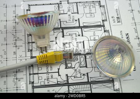 Lampade a riflettore e cavo di rete sul disegno costruttivo, immagine simbolica per Smart Home Foto Stock