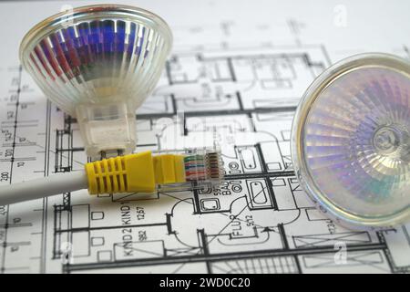 Lampade a riflettore e cavo di rete sul disegno costruttivo, immagine simbolica per Smart Home Foto Stock