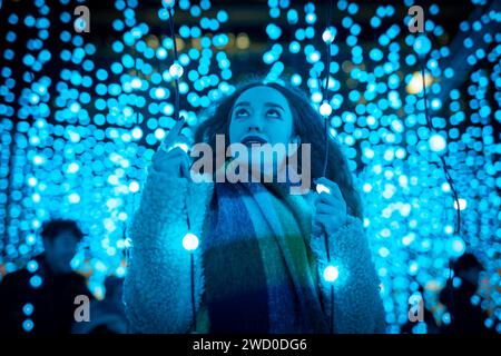 Londra, Regno Unito. 17 gennaio 2024. Festival delle luci invernali di Canary Wharf. Installazione nella foto: Submergence by Squidsoup (UK) in Montgomery Square. Giunto all'ottavo anno, i visitatori potranno ammirare le colorate e coinvolgenti installazioni d'arte interattive esposte a Canary Wharf il 17-27 gennaio. Crediti: Guy Corbishley/Alamy Live News Foto Stock