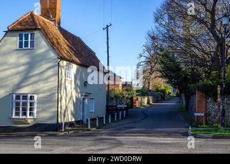 Strada molto stretta a Saffron Walden, Essex, all'ombra dell'Inghilterra in un giorno d'inverno soleggiato Foto Stock