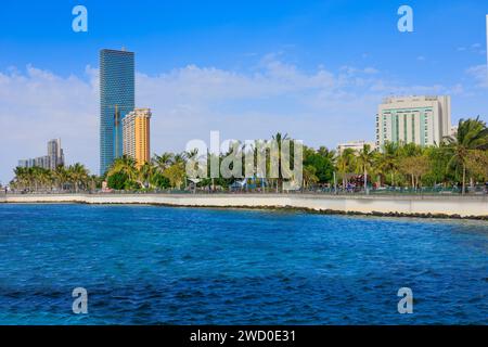 Vista dei grattacieli di Jeddah dalla spiaggia pubblica. Foto Stock