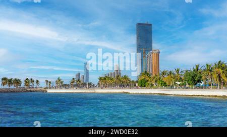 Vista dei grattacieli di Jeddah dalla spiaggia pubblica. Foto Stock