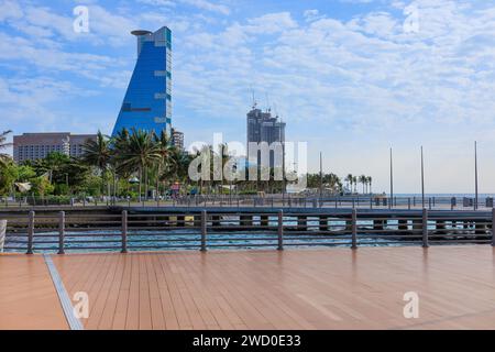 Vista dei grattacieli di Jeddah dalla spiaggia pubblica. Foto Stock