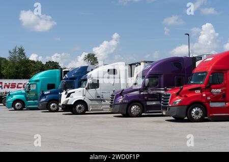 Somerset, Pennsylvania – 23 luglio 2023: I semi-camion sono parcheggiati nel parcheggio presso il punto di sosta sulla Pennsylvania Turnpike. Foto Stock