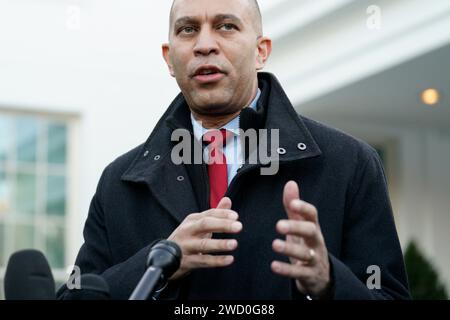 Washington, Vereinigte Staaten. 17 gennaio 2024. Il leader della minoranza della camera degli Stati Uniti Hakeem Jeffries (democratico di New York) parla con i media dopo un incontro con il presidente degli Stati Uniti Joe Biden e i leader del Congresso sul sostegno all'Ucraina alla Casa Bianca di Washington il 17 gennaio 2024. Crediti: Yuri Gripas/Pool tramite CNP/dpa/Alamy Live News Foto Stock