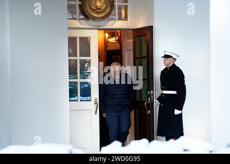 Washington, Vereinigte Staaten. 17 gennaio 2024. Il leader della maggioranza del Senato degli Stati Uniti Chuck Schumer (democratico di New York) esce dopo un incontro con il presidente degli Stati Uniti Joe Biden e i leader del Congresso per il sostegno all'Ucraina alla Casa Bianca a Washington il 17 gennaio 2024. Crediti: Yuri Gripas/Pool tramite CNP/dpa/Alamy Live News Foto Stock