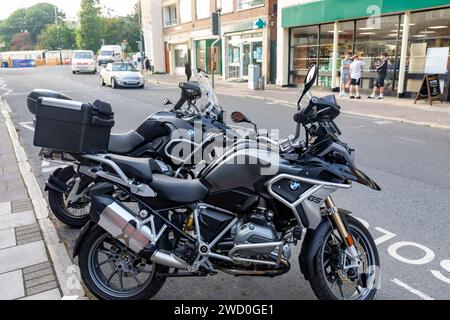 Swanage Dorset, due BMW R1200 GS Adventure Touring, entrambe nere, parcheggiate nel centro di Swanage, Inghilterra, Regno Unito, 2023 Foto Stock