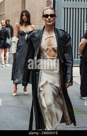 Un ospite fuori dalla mostra Fendi durante la settimana della moda di Milano abbigliamento donna Primavera/Estate 2024. Foto Stock
