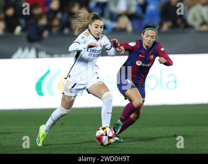 Leganes, Spagna. 17 gennaio 2024. (L) Olga Carmona del Real Madrid e Aitana Bonmati di Barcellona si battono per la palla durante la partita Barcellona FC contro Real Madrid FC della seconda semifinale della Supercoppa femminile spagnola all'Estadio Municipal de Butarque. Credito: Isabel Infantes/Empics/Alamy Live News Foto Stock