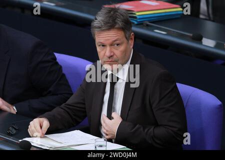 Berlino, Deutschland, 17.01.2024: Deutscher Bundestag: Sitzungswoche, 146. Sitzung: Bundeswirtschaftsminister Robert Habeck, Grüne, bei der Befragung der Bundesregierung auf der Regierungsbank. *** Berlino, Germania, 17 01 2024 settimana di seduta del Bundestag tedesco, 146a seduta Ministro federale dell'economia Robert Habeck, Verdi, interrogatorio del governo federale sul banco di governo Copyright: XdtsxNachrichtenagenturx dts 28858 Foto Stock