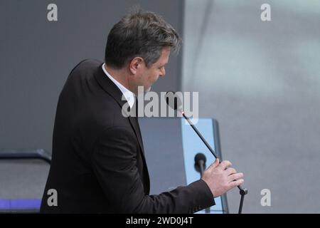 Berlino, Deutschland, 17.01.2024: Deutscher Bundestag: Sitzungswoche, 146. Sitzung: Bundeswirtschaftsminister Robert Habeck, Grüne, bei der Befragung der Bundesregierung auf der Regierungsbank. *** Berlino, Germania, 17 01 2024 settimana di seduta del Bundestag tedesco, 146a seduta Ministro federale dell'economia Robert Habeck, Verdi, interrogatorio del governo federale sul banco di governo Copyright: XdtsxNachrichtenagenturx dts 28859 Foto Stock