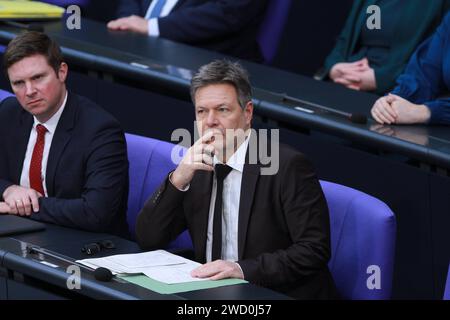 Berlino, Deutschland, 17.01.2024: Deutscher Bundestag: Sitzungswoche, 146. Sitzung: Bundeswirtschaftsminister Robert Habeck, Grüne, bei der Befragung der Bundesregierung auf der Regierungsbank. *** Berlino, Germania, 17 01 2024 settimana di seduta del Bundestag tedesco, 146a seduta Ministro federale dell'economia Robert Habeck, Verdi, interrogatorio del governo federale sul banco di governo Copyright: XdtsxNachrichtenagenturx dts 28857 Foto Stock