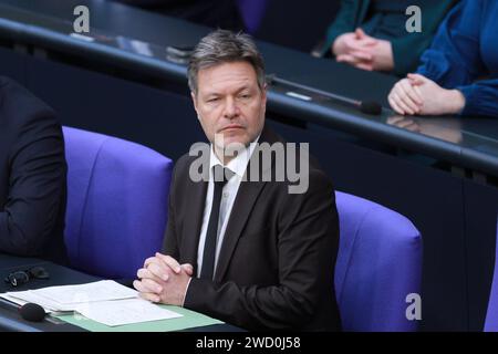 Berlino, Deutschland, 17.01.2024: Deutscher Bundestag: Sitzungswoche, 146. Sitzung: Bundeswirtschaftsminister Robert Habeck, Grüne, bei der Befragung der Bundesregierung auf der Regierungsbank. *** Berlino, Germania, 17 01 2024 settimana di seduta del Bundestag tedesco, 146a seduta Ministro federale dell'economia Robert Habeck, Verdi, interrogatorio del governo federale sul banco di governo Copyright: XdtsxNachrichtenagenturx dts 28856 Foto Stock