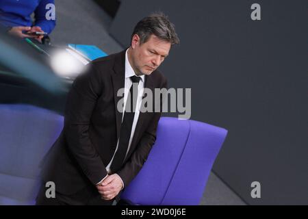 Berlino, Deutschland, 17.01.2024: Deutscher Bundestag: Sitzungswoche, 146. Sitzung: Bundeswirtschaftsminister Robert Habeck, Grüne, bei der Befragung der Bundesregierung auf der Regierungsbank. *** Berlino, Germania, 17 01 2024 settimana di seduta del Bundestag tedesco, 146a seduta Ministro federale dell'economia Robert Habeck, Verdi, interrogatorio del governo federale sul banco di governo Copyright: XdtsxNachrichtenagenturx dts 28864 Foto Stock