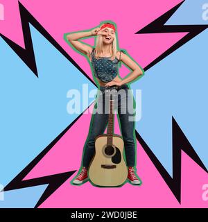 Poster pop art. Felice donna hippie con chitarra che mostra il segno di pace su uno sfondo vivace in stile fumetto Foto Stock