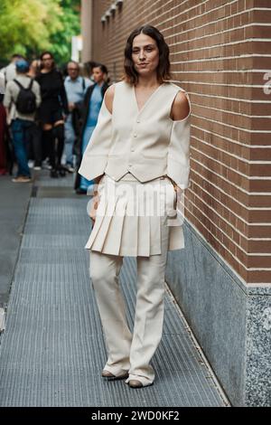 Erika Boldrin indossa abiti Fandi color crema bianca, all'esterno dello show Fendi durante la settimana della moda milanese Primavera/Estate 2024. Foto Stock