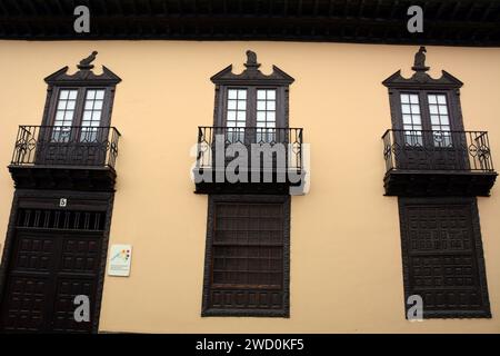 Finestre a serranda in legno, balconi e porte a Casa de los Balcones, una casa padronale coloniale del XVII secolo a la Oratova, Tenerife, Isole Canarie, Spagna. Foto Stock