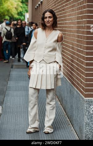 Erika Boldrin indossa abiti Fandi color crema bianca, all'esterno dello show Fendi durante la settimana della moda milanese Primavera/Estate 2024. Foto Stock