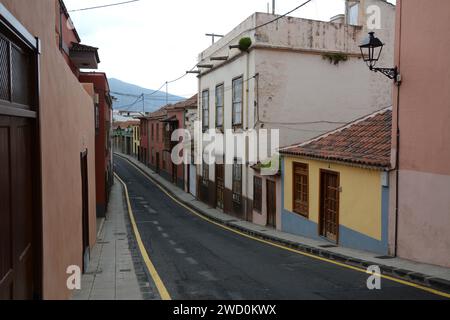 Una strada laterale vuota fiancheggiata da vecchie case nella vecchia città coloniale di la Oratova, a Tenerife, Isole Canarie, Spagna. Foto Stock