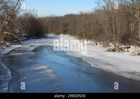 Il fiume des Plaines è parzialmente congelato in inverno a Camp Ground Road Woods a Des Plaines, Illinois Foto Stock