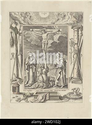 Crocifissione di Cristo, Antonie Wierix (II), dopo Maerten de Vos, 1582 - 1586 stampa la croce - morte di Cristo sul Monte Golgota. Sotto la croce ci sono Maria Maddalena, Maria e San Giovanni. Lo spettacolo è catturato in una cornice ornamentale decorata con gli strumenti della passione e in cima al tetragramma circondato da cherubini. Tipografia: Antwerppublisher: Amsterdam paper Engraving complete rappresentazioni degli eventi sul Golgotha durante l'impiccagione di Cristo sulla croce, nessun evento particolare enfatizzato. Strumenti unici della passione. Tetragramma (in alfabeto romano o ebraico)  simbolo di Dio Th Foto Stock